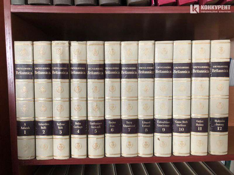 Книжки 17 століття, вражаюча фонотека, клуб бриджу: чим здивувала волинська бібліотека (ФОТО)