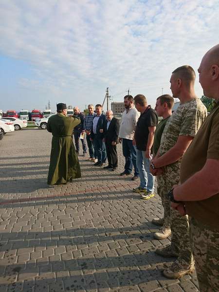 Допомога з тилу: благодійники придбали для 14-ї бригади авто (фото)