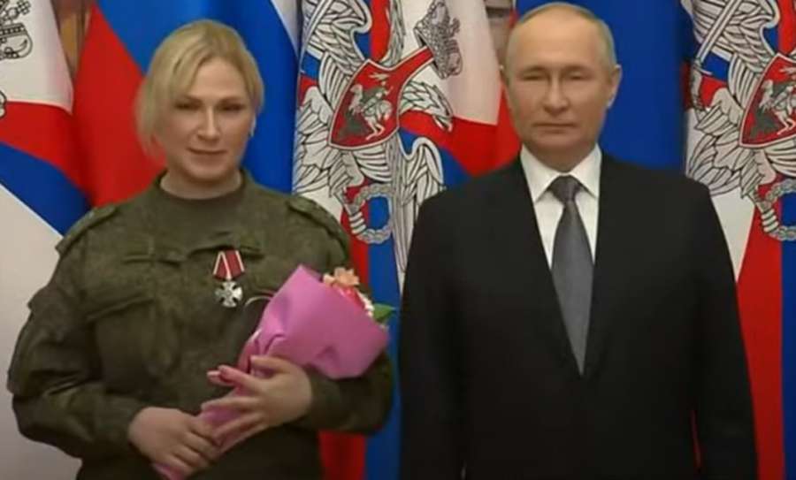 Путін вітав з Новим роком з підставними військовими (фото)