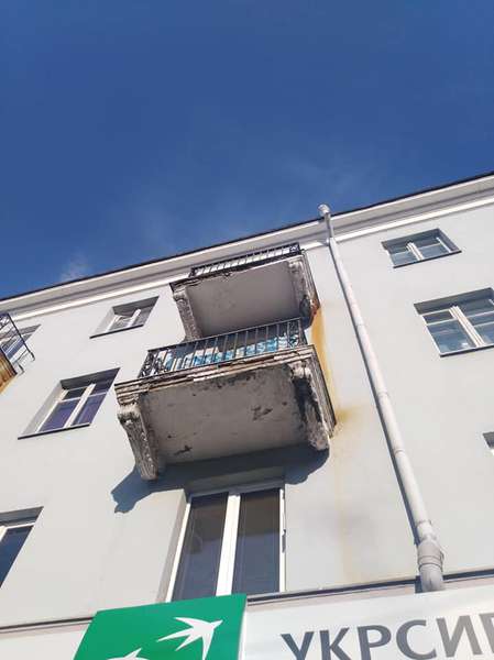 Обережно: у центрі Луцька обсипається балкон(фото)