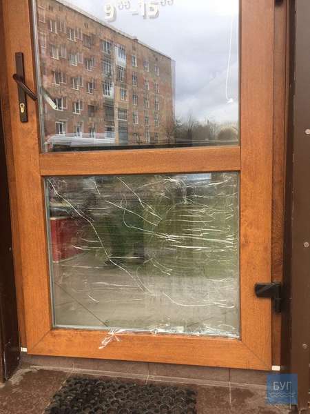 У Нововолинську в салоні краси потрощили ролети і розбили двері (фото)
