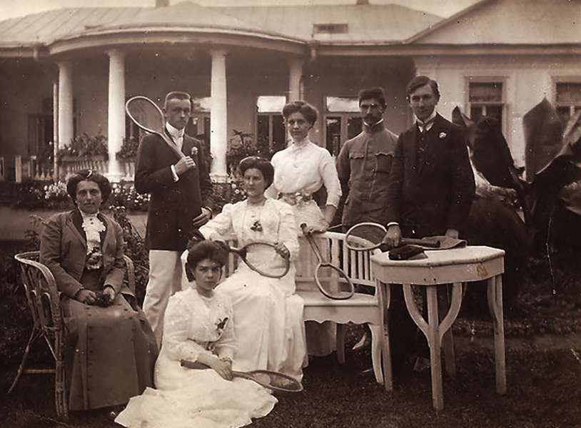 Представники родин Грохольських, Перетятковичів, Сумовських на фоні палацу в Підбереззі, 1910
