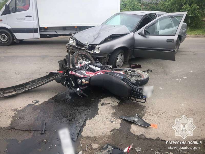 Був неуважним: у Ковелі водій Opel збив мотоцикліста (фото)
