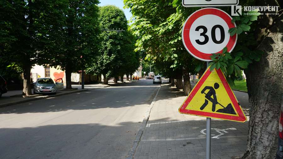 Знак про дорожні роботи на вулиці Шопена з боку проспекту Волі