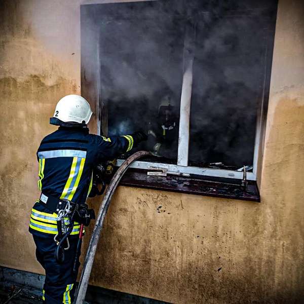 Лучанин вивів людину з охопленої вогнем квартири: деталі ранкової пожежі (фото)