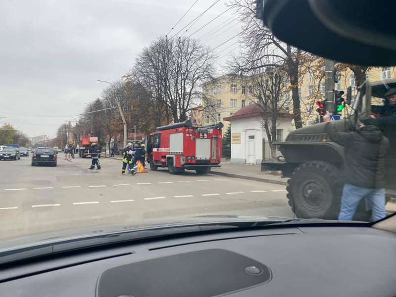 У Луцьку на Грушевського похилилася електроопора (фото)