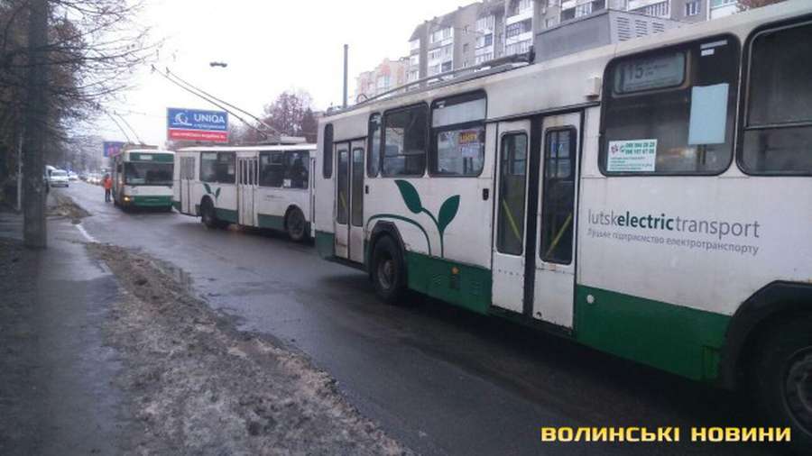 Не трамвай, але і не об'їхав: у Луцьку тролейбус «поцілував» таксі (фото)