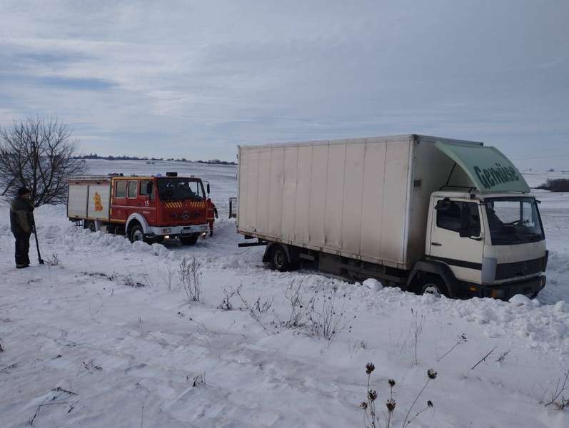 Крижана пастка: на Волині вантажівка заблокувала «швидку» на обледенілій дорозі (фото)