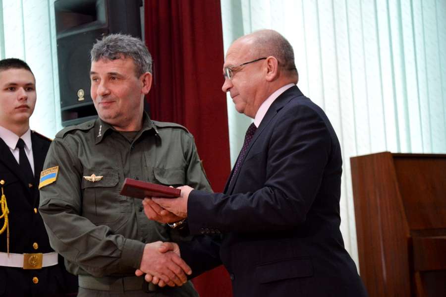 Голова ОДА вручає державну нагороду начальнику ліцею Павлу Боснюку