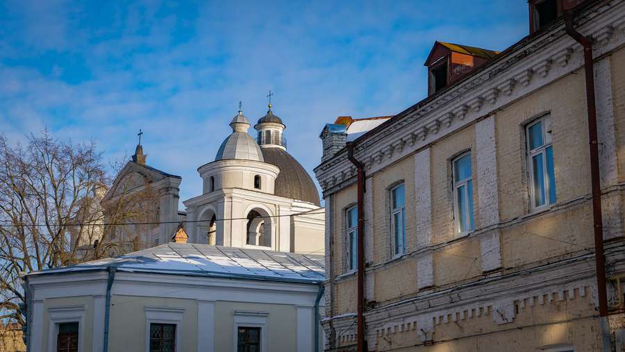 Віконні рами, балкони, таблички: таємниці одного дворика в Луцьку (фото)