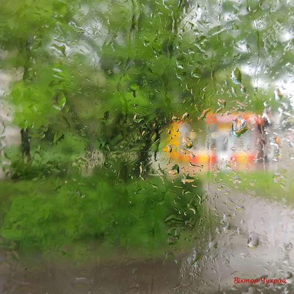 Луцький фотохудожник показав місто крізь дощ