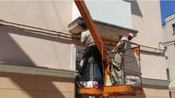 На проспекті Волі в Луцьку почали ремонтувати балкони (фото)