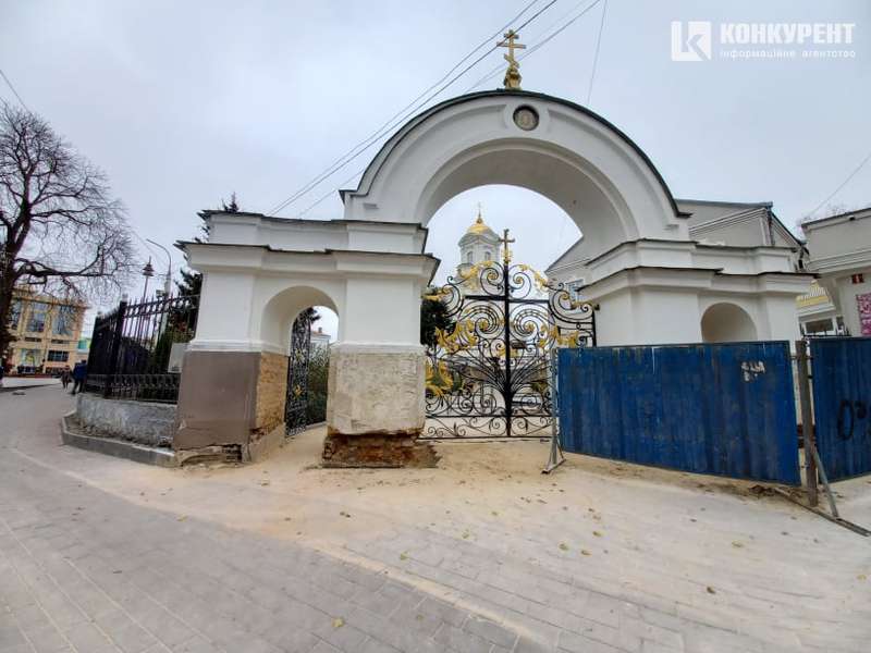 У луцькому соборі реставрують вхідні ворота (фото)