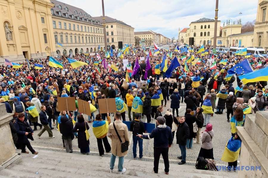 У Мюнхені близько двох тисяч українців провели демонстрацію (фото)