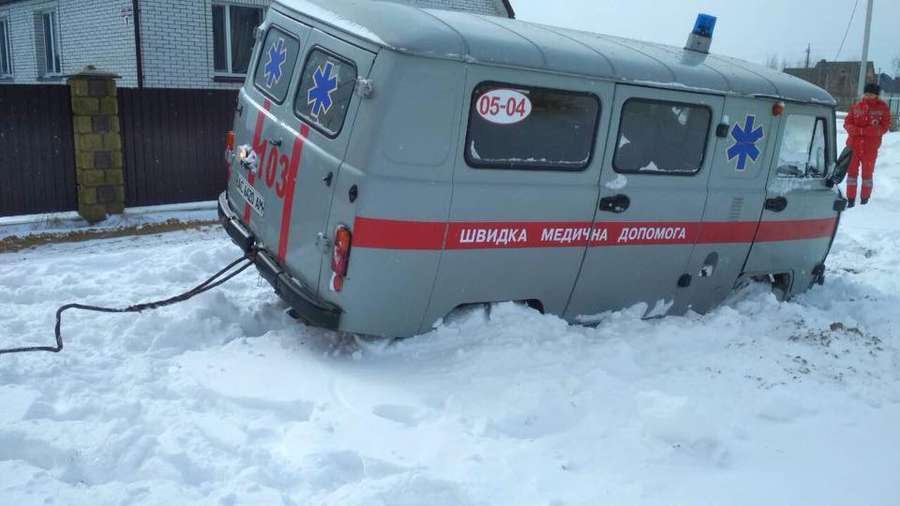 На Волині в сніговому полоні опинився автобус та швидка (Фото)