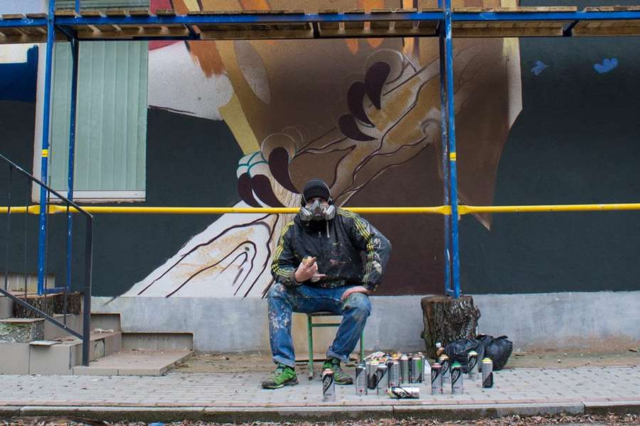 Луцький художник розмалював стіни школи в селі (фото) 
