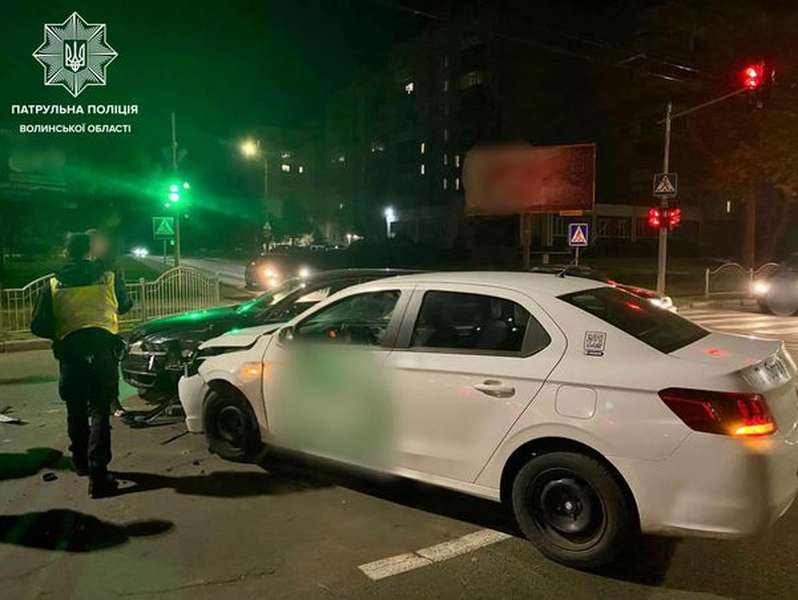 Таксист не пропустив: подробиці нічної аварії у Луцьку (фото)