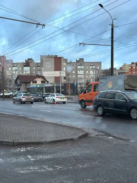 «Трійничок» на переході: у Луцьку на Конякіна – аварія (фото)