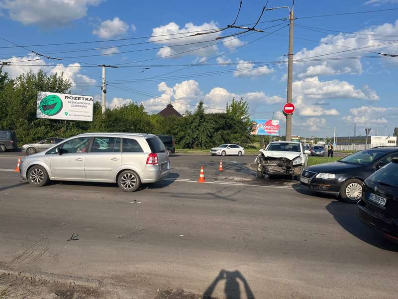 На виїзді з Луцька – серйозна ДТП: зіткнулися дві автівки (фото)