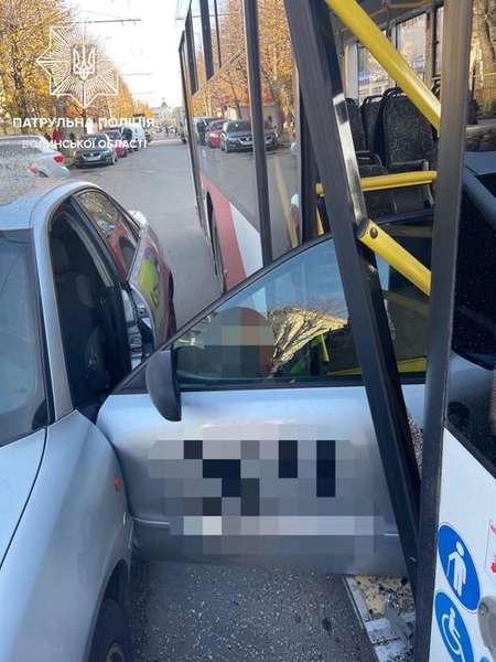 Audi vs тролейбус: у Луцьку сталася «дверна» ДТП (фото)