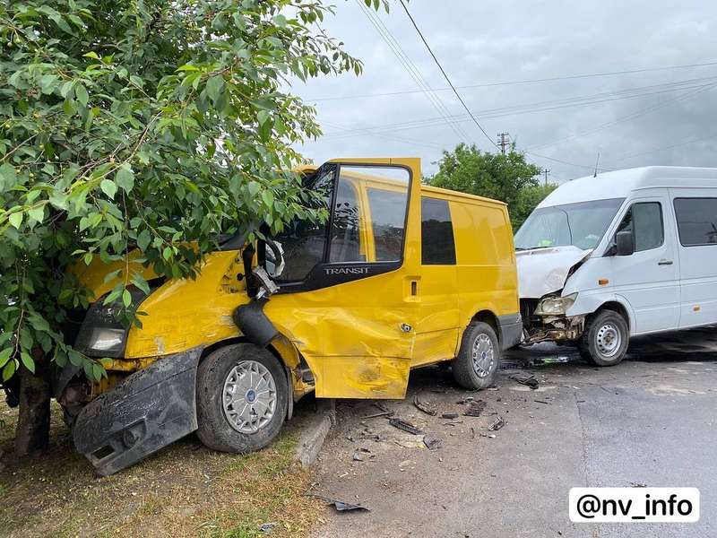 У Нововолинську на перехресті зіткнулися два буси – постраждалу забрала «швидка» (фото)