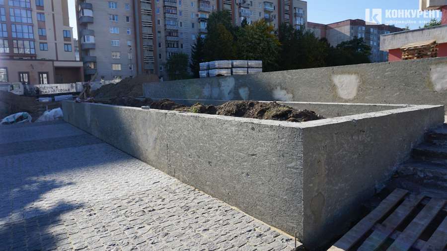 Робота кипить: як реконструюють площу перед РАЦСом у Луцьку (фото)