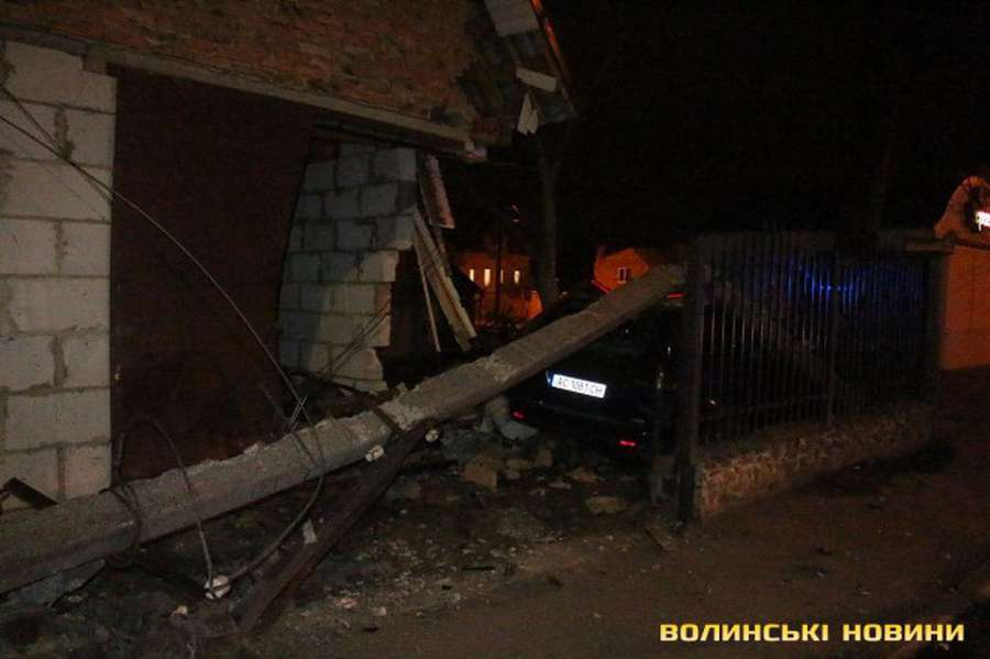 ДТП у Луцьку: водій протаранив гараж та стовп електроопори, а сам втік (фото)