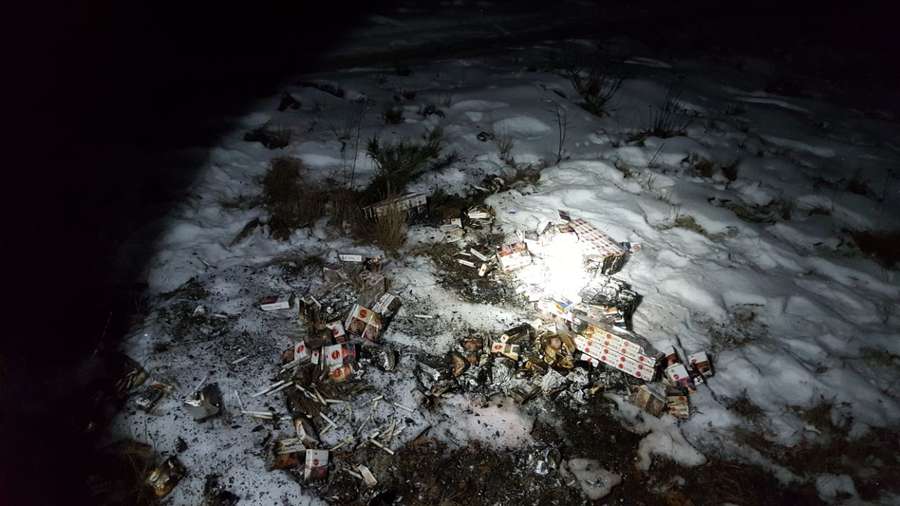 На Волині контрабандисти, втікаючи від прикордонників, підпалили сигарети (фото)
