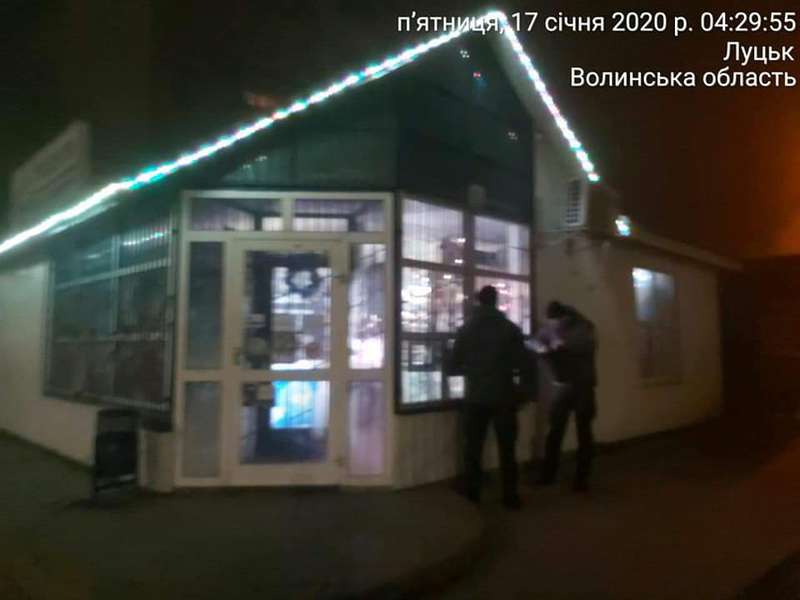 Заборони не діють: у луцьких магазинах вночі продають алкоголь (фото)