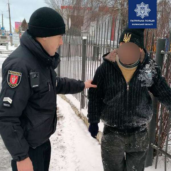 У Луцьку патрульні врятували п'яного чоловіка, який лежав на дорозі (фото)