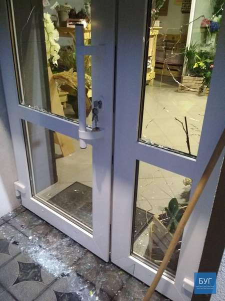 Розбиті вікна і двері: в Нововолинську втретє за тиждень розгромили магазин (фото, відео)