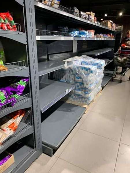 Полиці луцьких супермаркетів стають порожніми (фото)