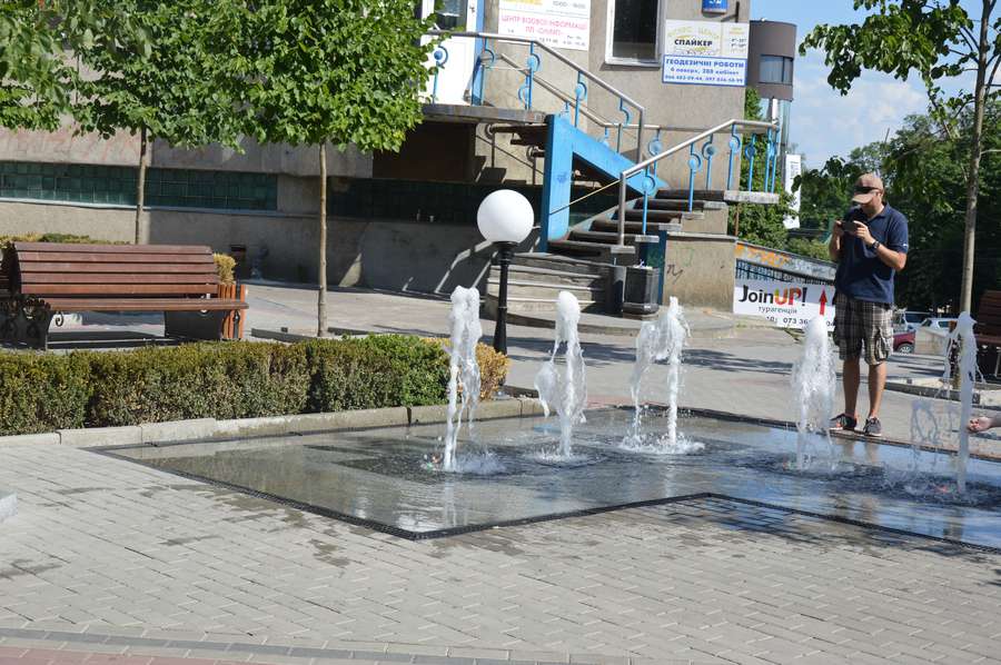 У центрі Луцька відремонтували «кольоровий» фонтан (фото)