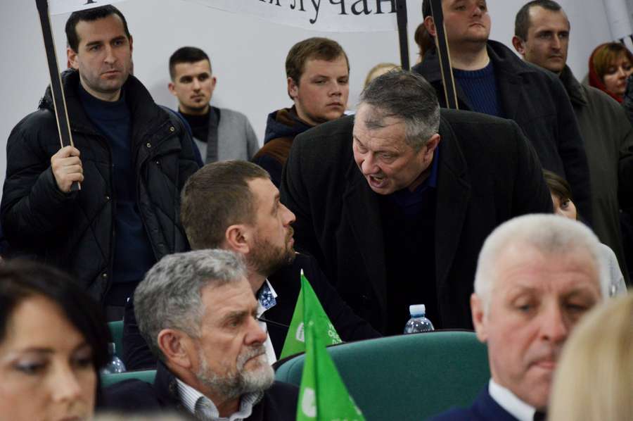 Депутат Олександр Кравченко уважно слухає голос луцького автопрому