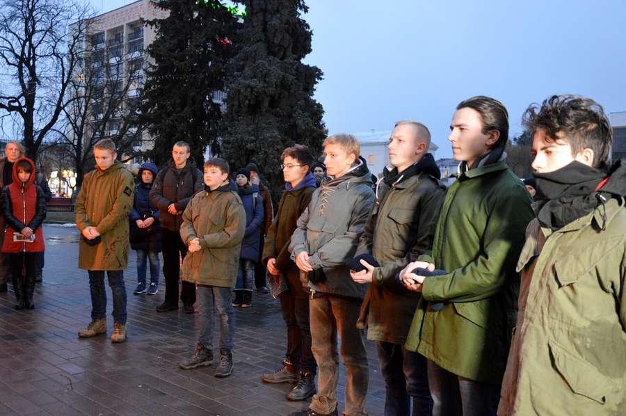 «Пам'ятай про Крути»: у Луцьку вшанували пам'ять героїв флеш-мобом (фото)