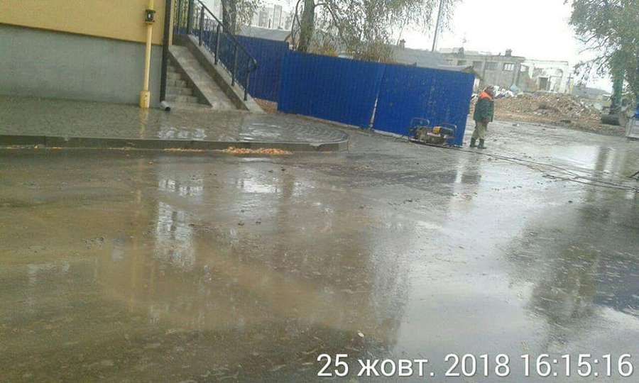 У Луцьку будівельників змусили почистити дорогу (фото) 