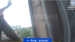 У Луцьку жінка під наркотиками ледь не випала з балкона четвертого поверху (відео)