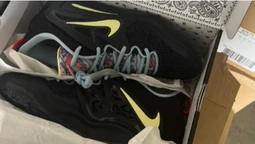 В «Ягодині» серед гуманітарки знайшли 262 пари кросівок Nike (фото)