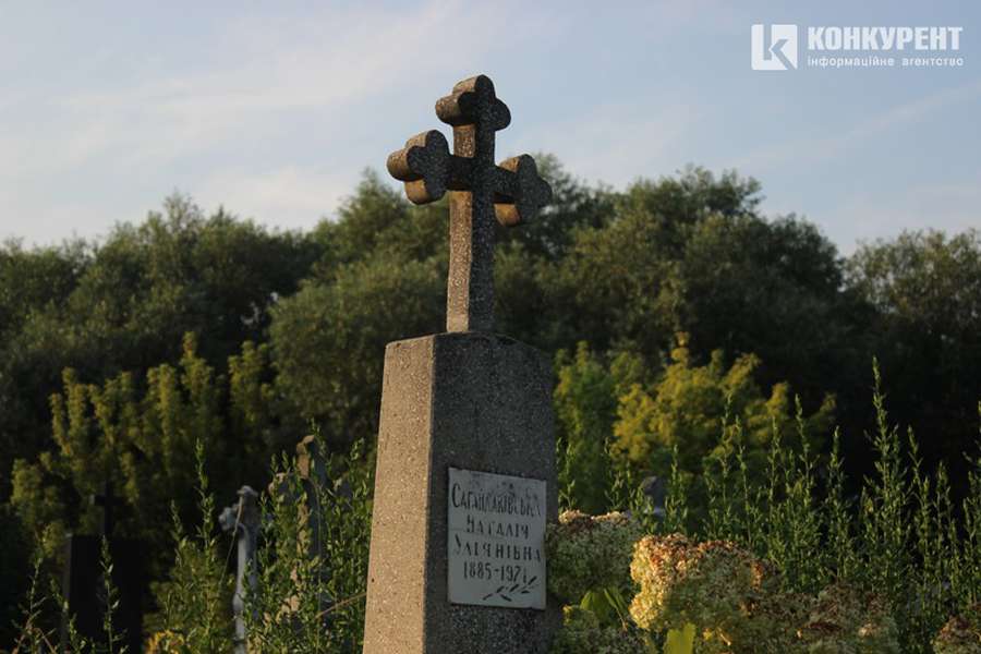 Пальма, криниця і «могила хом'яка»: (не)містична прогулянка луцьким цвинтарем (фото)
