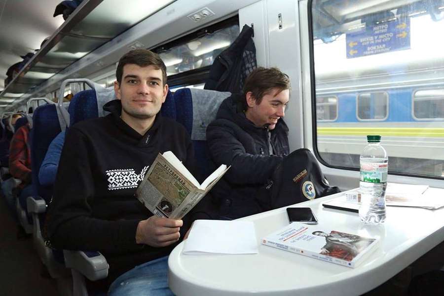 Читай в дорозі: «Укрзалізниця» почала продавати книжки в поїздах (фото) 