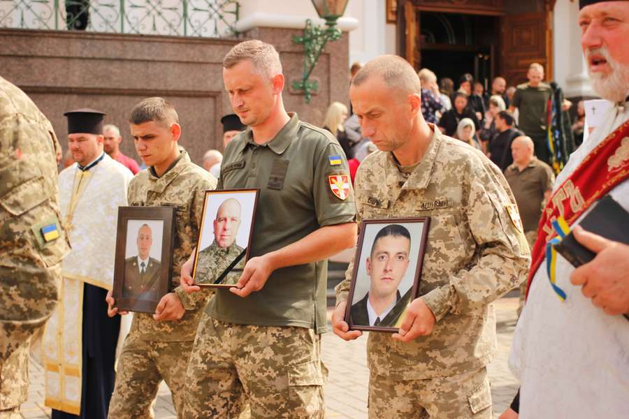 Стільки людей на похоронах давно не було: Луцьк прощався з трьома воїнами (фото, відео)
