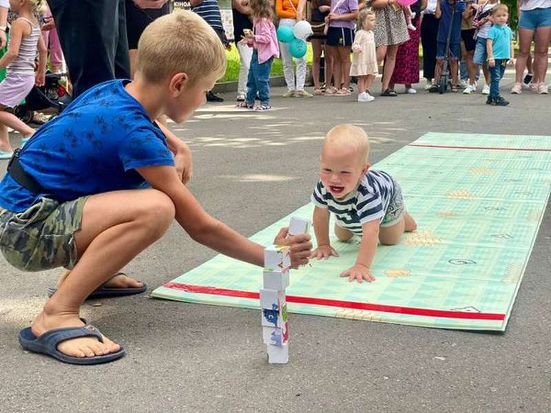 «Забіг у повзунках»: у Нововолинську організували змагання серед малюків (фото)