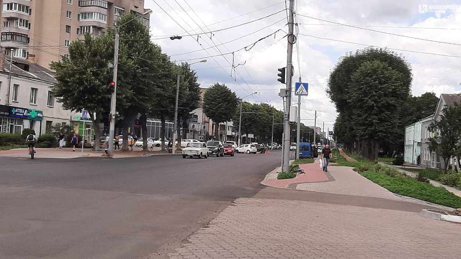На свіженькому асфальті: у Луцьку – перша аварія на оновленому проспекті (фото, відео)