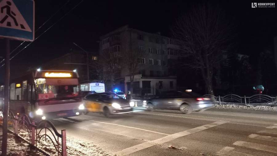 У Луцьку аварія на проспекті Перемоги: зіштовхнулись тролейбус та бус (фото)