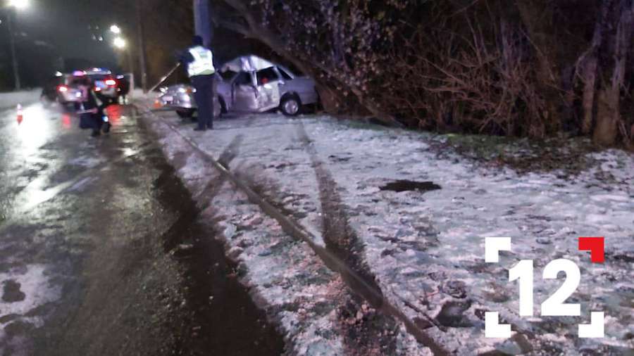 У Луцьку на Гнідавській авто в'їхало в стовп – водій загинув (фото, відео)