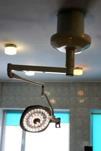 Волинські благодійники-клієнти ПриватБанку подарували лампу для дитячої операційної (фото)