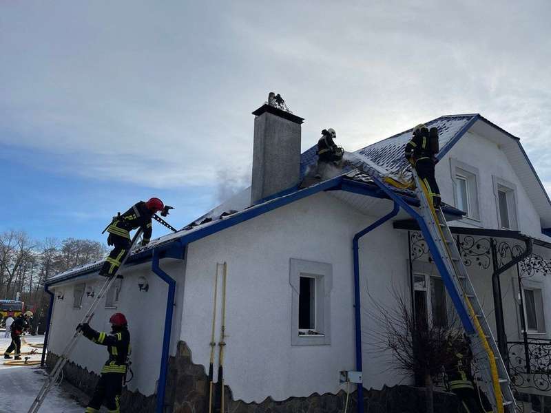 На Ковельщині зайнявся житловий будинок: працювали рятувальники (фото)