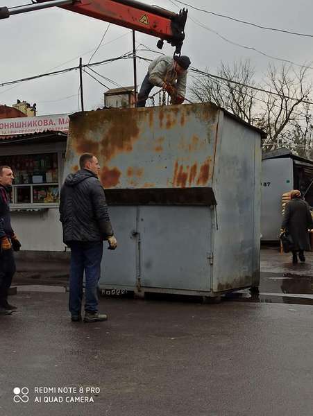 Як Старий ринок у Луцьку «прощається» із контейнерами (фото)