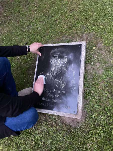 У Луцьку дитина розмалювала плити на меморіалі. А священник їх відмив (фото)