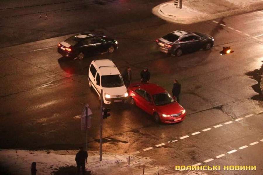 На Соборності у Луцьку не розминулись два автомобілі (фото)